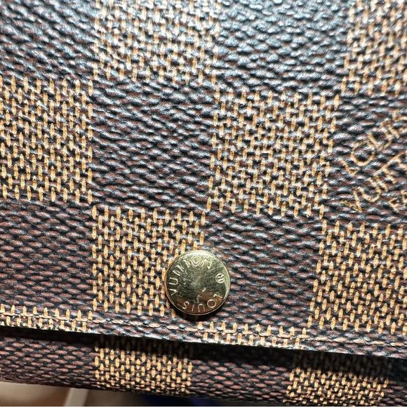 ***SOLD***Louis Vuitton Key Holder in Damier Ebene - Picture 2 of 10